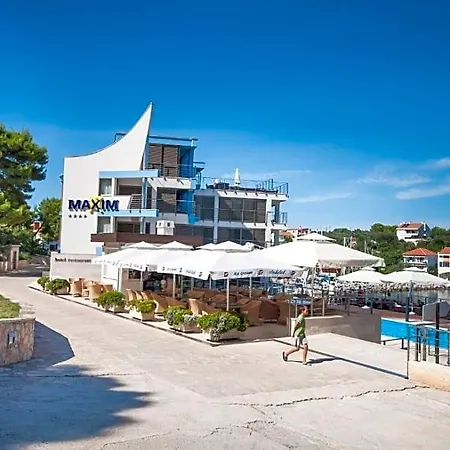 - Maxim 4* Božava